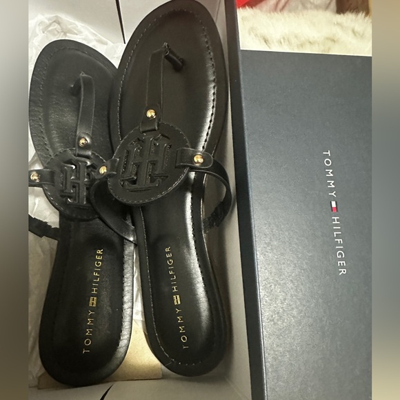 NWT Tommy Hilfiger Litzy Logo Flat T Strap Sandals - Picture 7 of 7